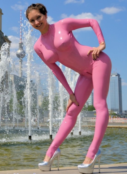 Pinke Latex gummipuppe Nürnberg