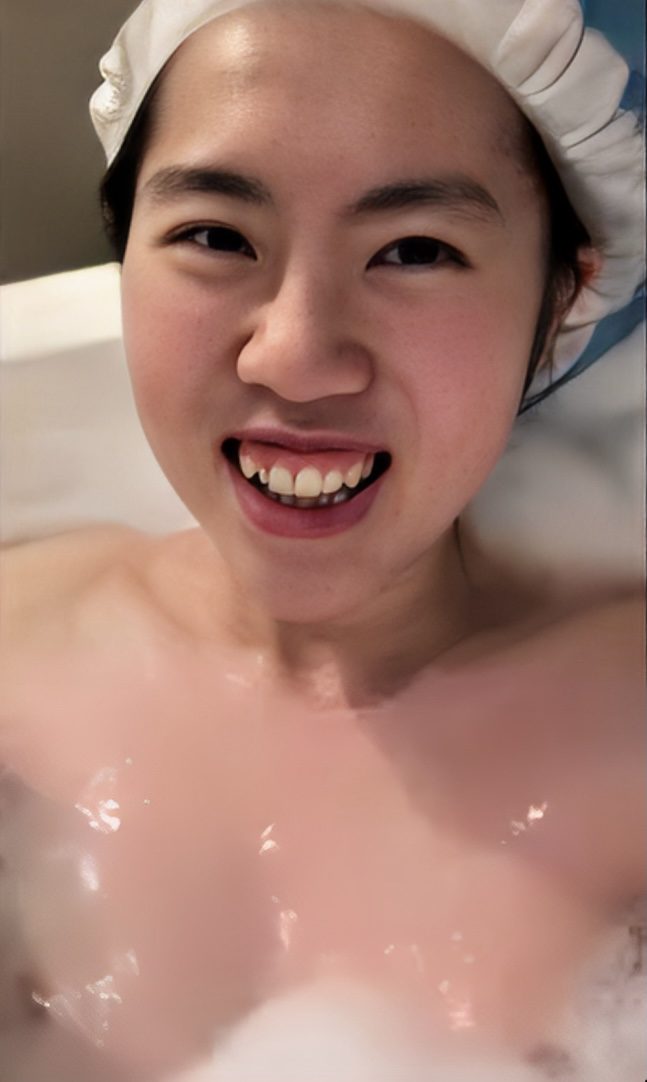 Bathtub selfie 03