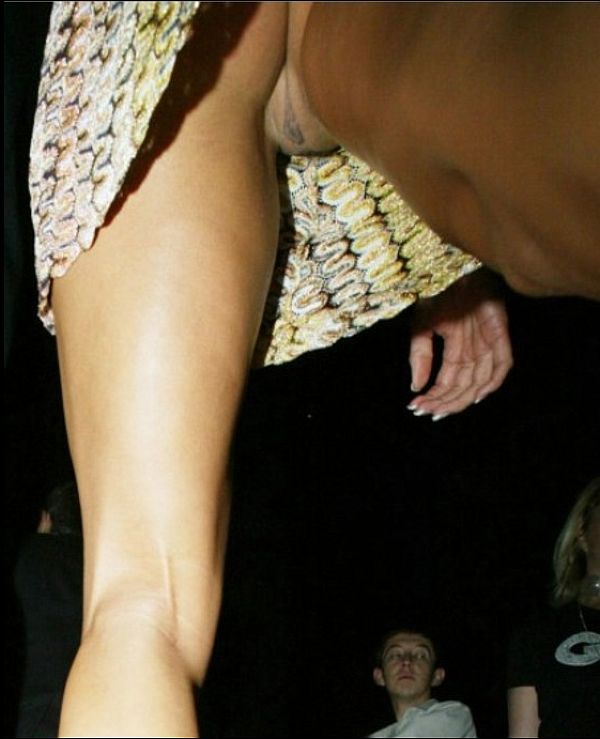 Victoria Silvstedt No Panty Upskirt