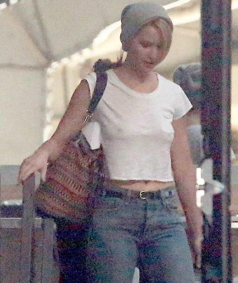 Jennifer Lawrence Pokies at the Airport (Grainy)