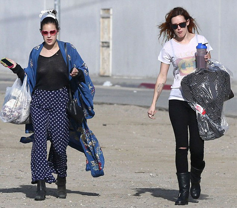 Tallulah Willis Braless @ the Beach with Sis Rumer