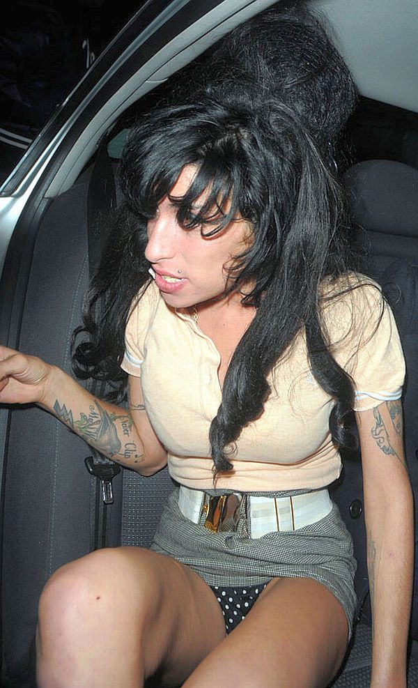 Amy Winehouse Porn - PICunt.com - Amy Winehouse Panty Upskirt