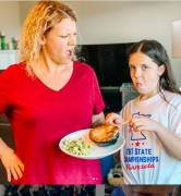 MUTTER MIT IHRER KLEINEN 3 LOCH HURE