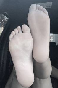 covid masked girl flattens the balls of a tied sith with her feet . he dies of testicle pain .