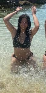 Stellaki mesa sto nero . Stella kai Claudia Pano .